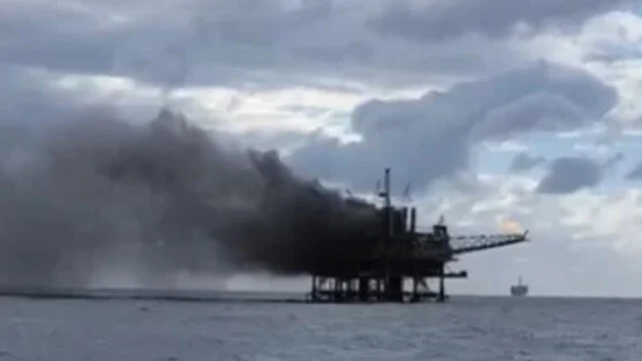 Major Explosion at Brazilian Offshore Oil Platform Leaves Workers Severely Burned and Falling ! 巴西海上油气平台发生爆炸！有人严重烧伤坠海！