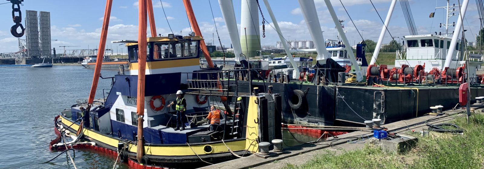 A tugboat sank at Noordkasteel bridge in Antwerp 突发！比利时安特卫普港一拖船遇险侧沉