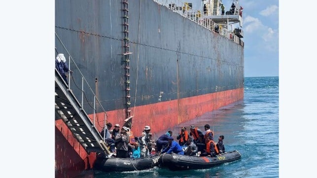 Thirty Crew Members Rescued Near Singapore After Fishing Vessel Collides with Tanker  新加坡海峡一渔船撞上油轮后倾覆 30名船员全部获救！