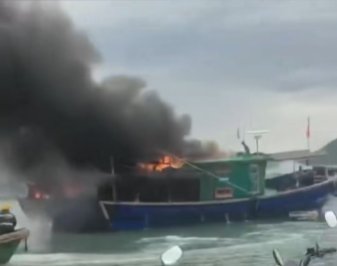 Sudden Outbreak of Fire on Fishing Boats in Xincun Port, Lingshui! Thick Smoke Billows, Situation Extremely Critical! 陵水新村港渔船突发大火，浓烟滚滚，情况万分危急！