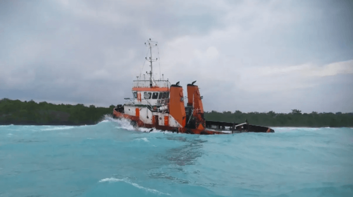 Crew member Dies Trying to Reach Shore After Tug Grounding Off Sulawesi 印尼拖轮搁浅船员跳海求生！一船员不幸遇难