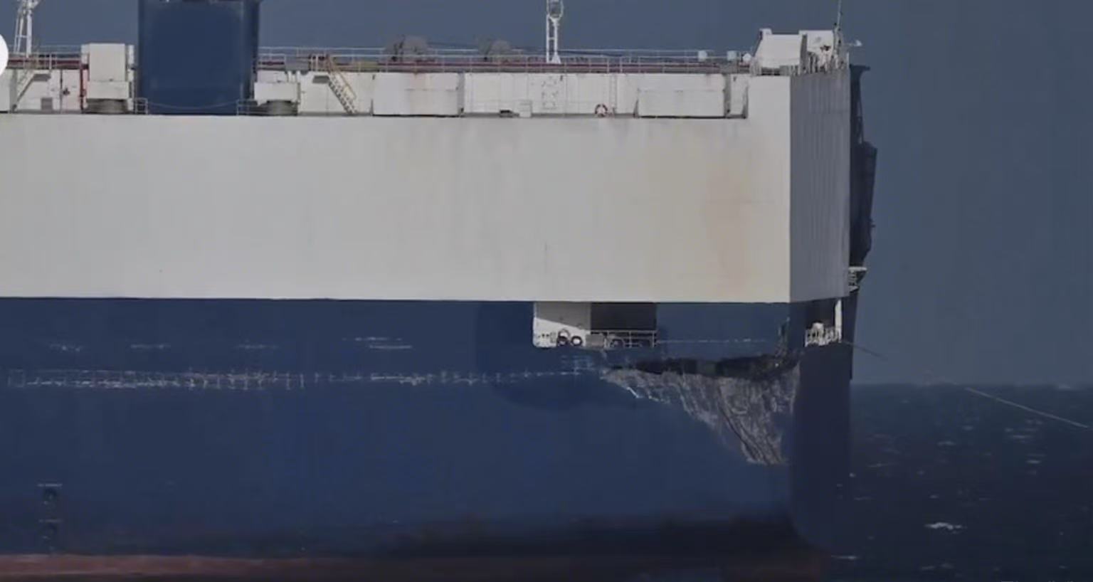 Container ship and car carrier collide off Denmark；Authorities Take Immediate Action 深夜！两艘大型货船相撞 丹麦当局直接扣留