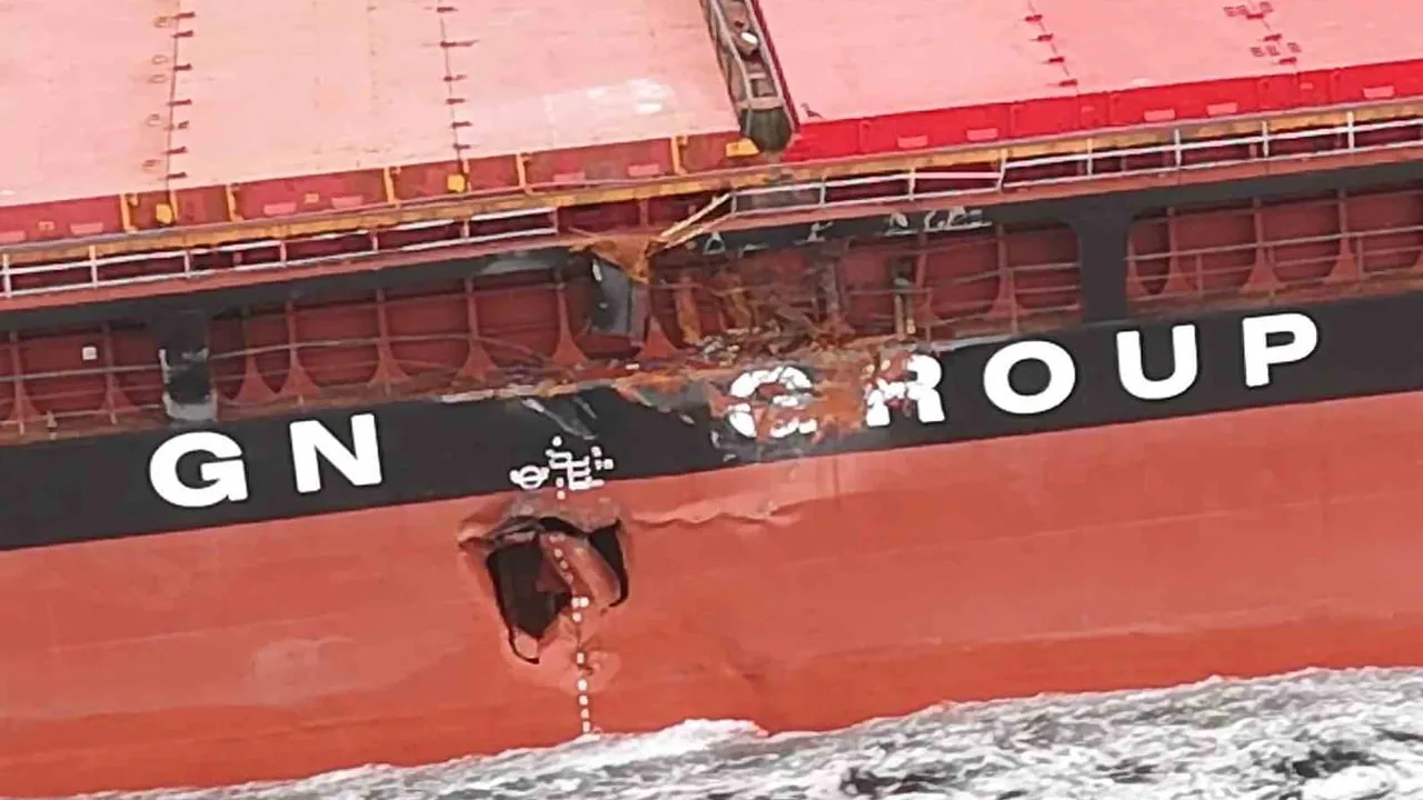 Collision in the Sulina Canal: Bulk Carrier Holed in Head-on Crash 惊险！苏利纳运河两船相撞，船体撞出大洞