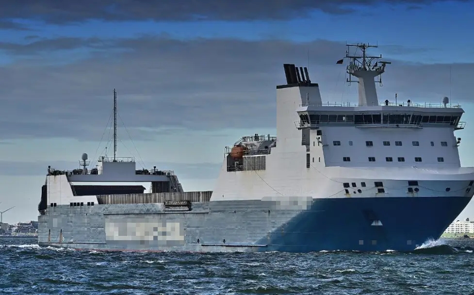 Sudden Course Change, Channel Deviation, Embankment Strike: What Happened to This Vessel? 突然转向，偏移航道、滑入堤岸、发生碰撞，这艘船发生了什么？