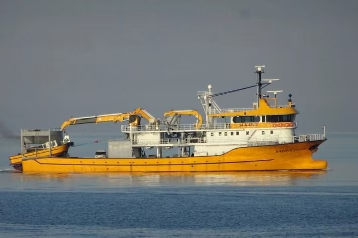 Breaking News: Ship Exploded While Unloading at Port 突发！船只在港口卸货时爆炸