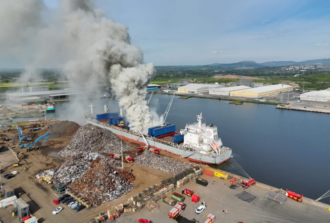 Breaking: Bulk Carrier Fire at Dock Carrying 1,000 Tons of Scrap Metal — Plus a Reference List of Regional Industrial Ports突发！散货船在码头起火，载有1000吨废弃金属！附：以工业原材料为主的区域性港口代表清单