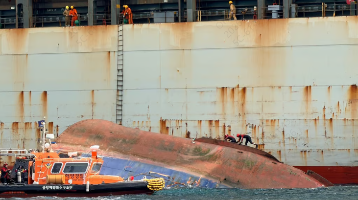 Busan Port Tugboat Capsizes: One Crew Member Killed, Six Still Missing 釜山港拖轮发生倾覆，一名船员身亡，6名船员失踪